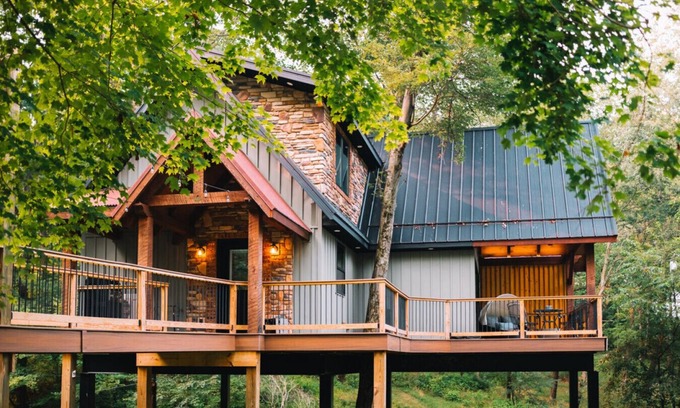 Sugarcreek Cabina | The Treehouse @Brandywine Grove