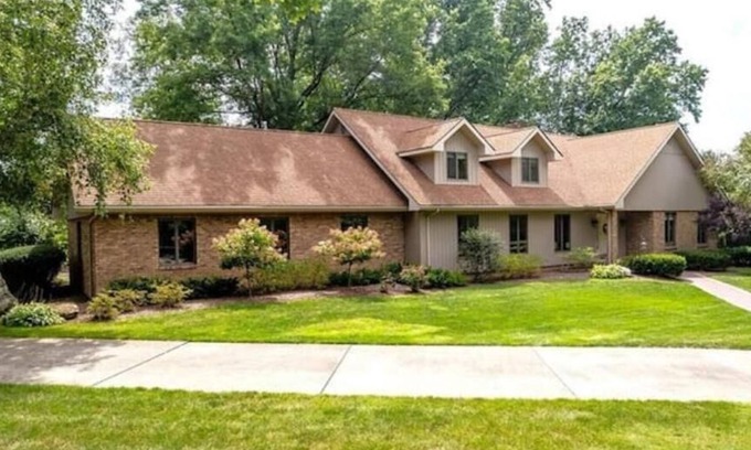 Fowler Casa | The Urban Lake House: Near Avalon Grand Resort