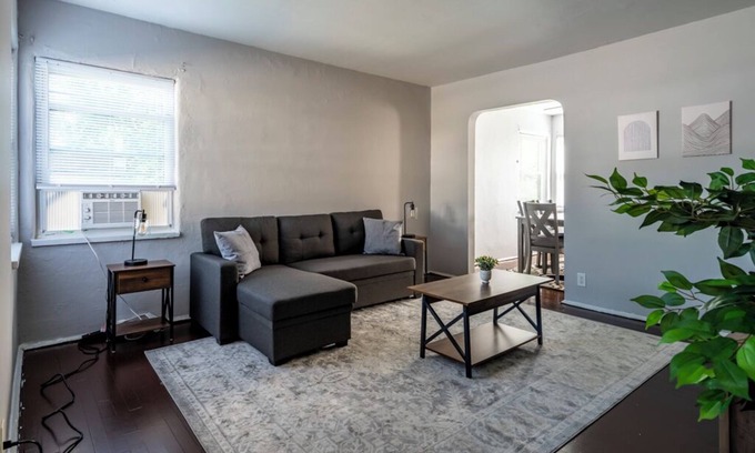 Moraine Apartamento | The Urban Nest – 2BR Apt w/ Work Desk & Laundry