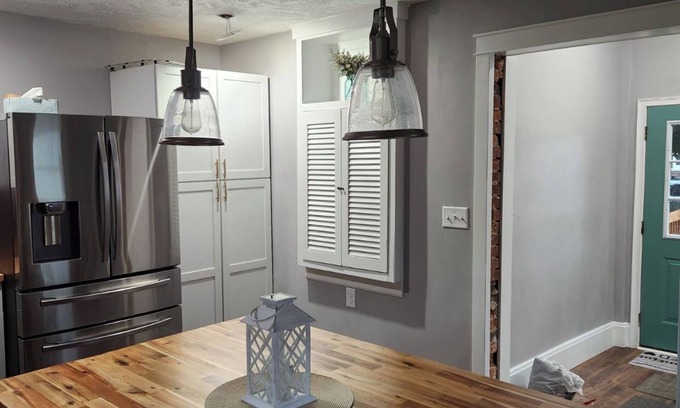 Springfield Casa | "The Vicky" A warm spacious 6-bedroom home in Springfield's Historic District!