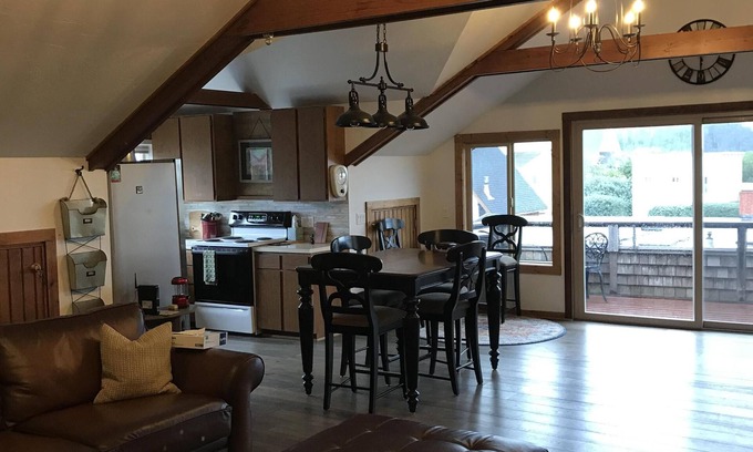 Mendocino Casa | The Village Bungalo es un amplio segundo piso de una habitación y un dormitorio.