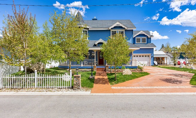 June Lake Casa | The Village Victorian