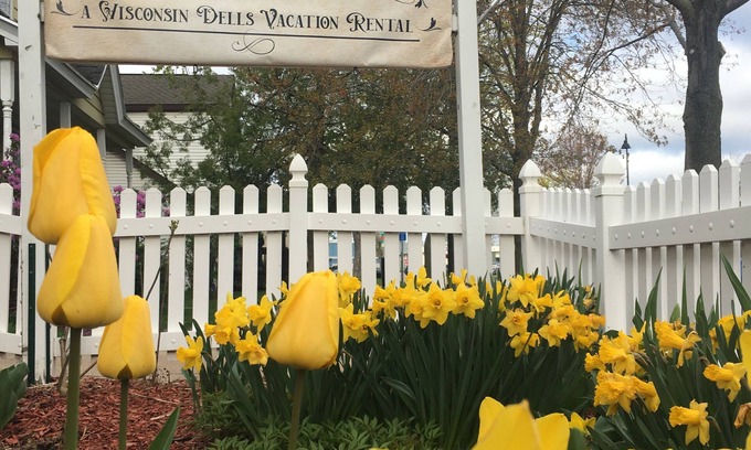 Wisconsin Dells Casa | THE WASHINGTON HOUSE - A 4-Bedroom Home 1 Block from Downtown Wisconsin Dells