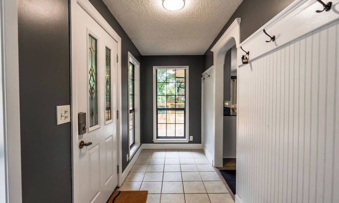 Higden Casa | The Waters Edge on Greers Ferry lake. Take a walk to personal pebble beach