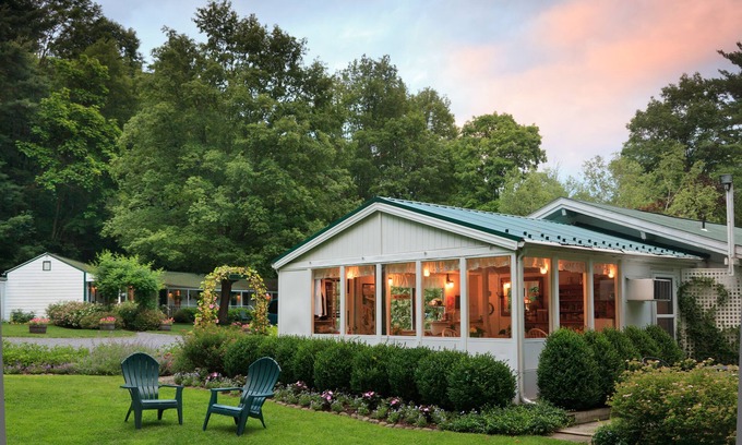 Woodstock Hotel | The Woodstock Inn on the Millstream