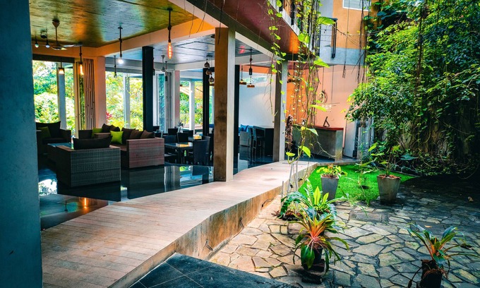 Seeduwa - Katunayake Hotel | The Yacht Near CMB-Bandaranaike Intl.