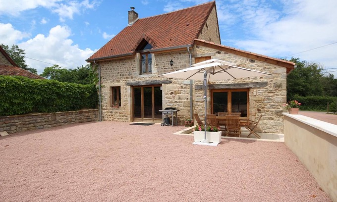 Saint-Martin-de-Salencey Casa | The Yellow Clown House
