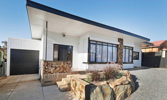 Blair Athol Casa | The Zebra - 4Bdrm Slps 8 2 Bathrm Wi-Fi