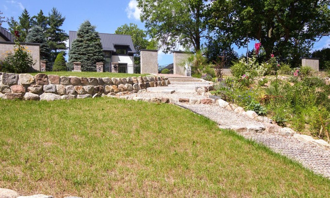 Jora Wielka Casa | This large and light-flooded holiday home welcomes you on a beautiful lakeside plot.