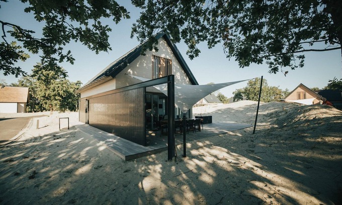 Ouddorp Complejo | This luxury vacation home for 10 persons provides a special indoor-outdoor feeling.