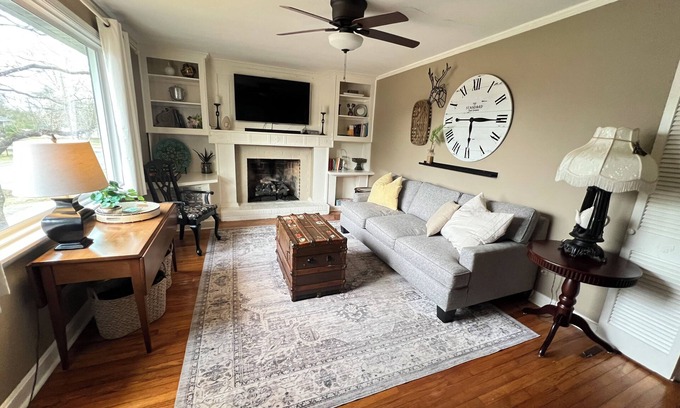 Greer Casa | This urban cottage is walkable to dining, shopping and more! Pet friendly