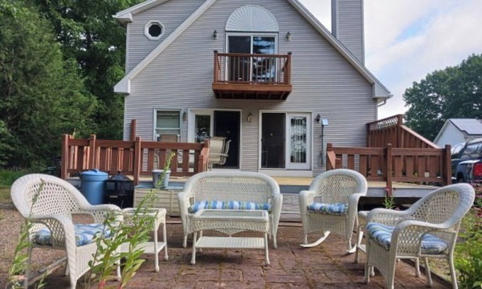 Palmer Casa | Thompson Lake Cape Cod, direct lake front with private lake dock.