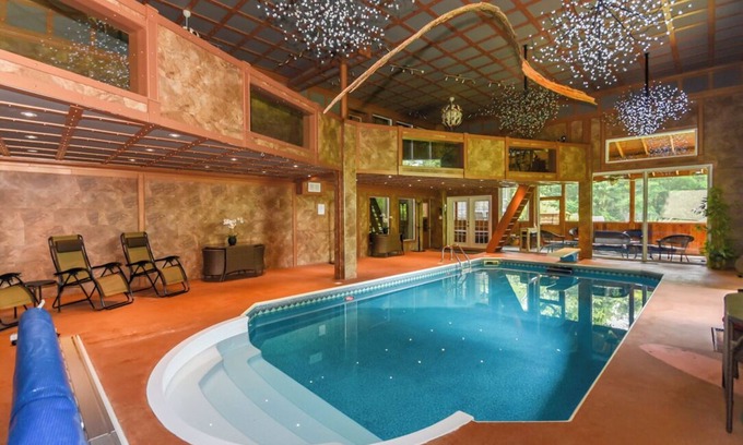 Ottawa Division Casa | Thousand Owls Estate, a private oasis in Ottawa - indoor pool, spa, games + more