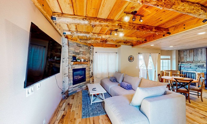 Ponderosa Trails Casa | Three-story mountain-view home with fireplaces, washer/dryer, AC, dog-friendly!