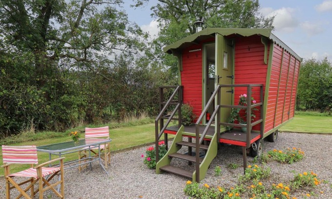 Llanfihangel Tal-y-llyn Casa | Tilly Gypsy-style Caravan Hut