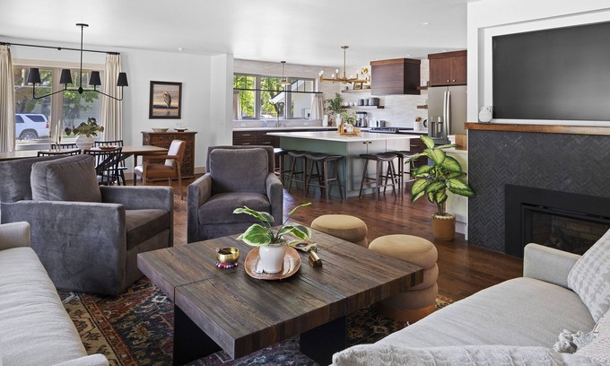 University District Casa | Timeless Comfort: Unwind in Our Remodeled 3 bedroom Retreat