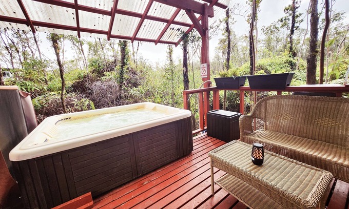 Fern Forest Cabina | tiny home 6 w/ private hot tub surrounded by nature near Volcano National Park