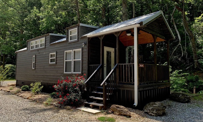 Blairsville Cabina | Tiny home only 1 mile from Vogel State Park! The Gray Loft Reece Farm Village
