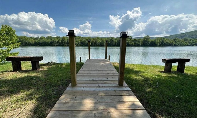 Batesville Casa | Tiny Luxury Cabin Retreat On White River