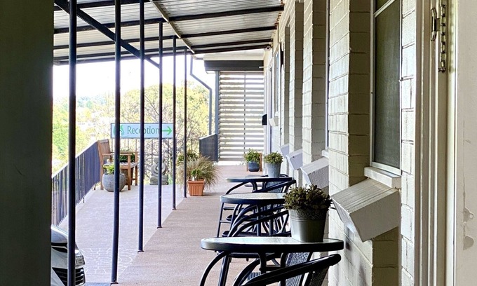 Oberon Hotel | Titania Motel