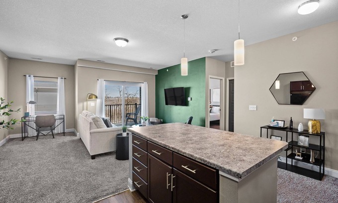 West Des Moines Apartamento | Top Floor! Garage Included + New Onsite Gym!