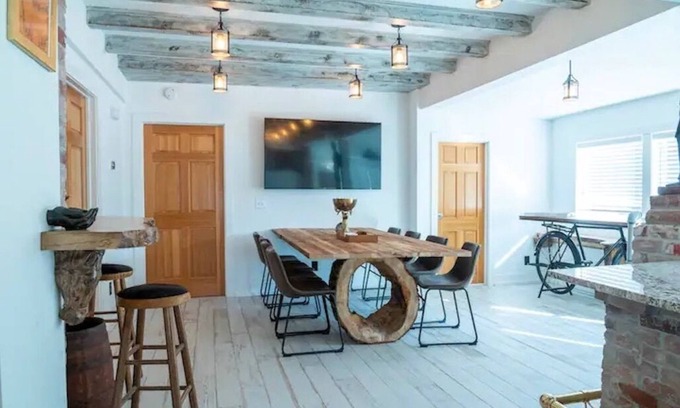 Dundee-Happy Hollow Historic District Casa | TOP ZOO Host for over 10 years! Clean and Cozy-amazing beds.