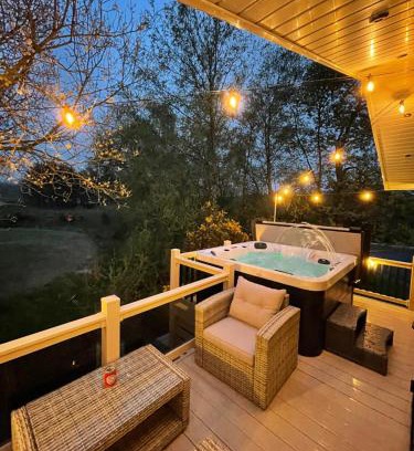 Swarland Villa | Torrey Pines - 2 bedroom hot tub lodge with free golf, NO BUGGY