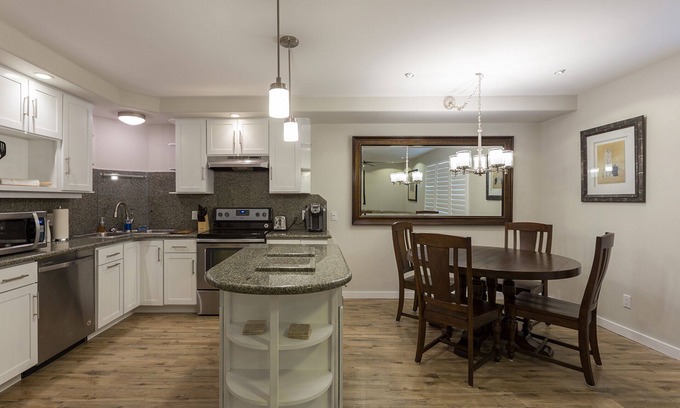 Camelback East Condominio | CONDO RECIENTEMENTE REMODELADO EN EL ÁREA DE BILTMORE. BUENA UBICACIÓN.