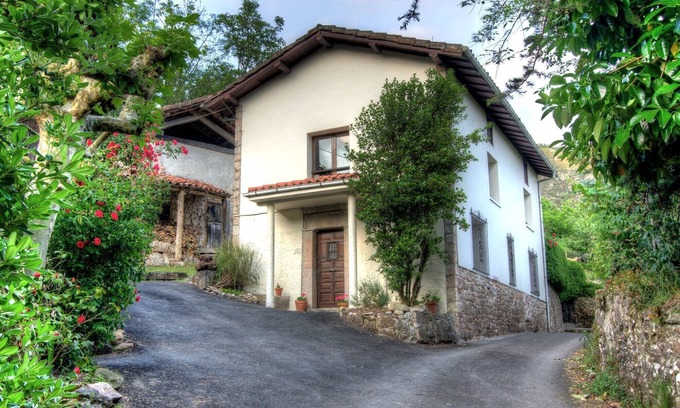 San Juan de Parres Casa | Casa tradicional en un pueblo tranquilo