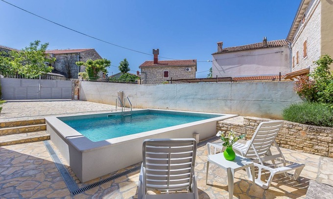 Peresiji Casa | Villa tradicional con piscina privada, camas de sol