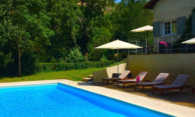 Saint-Antonin Noble Val Casa | AJUSTE DEL RÍO TRANQUILO, PISCINA PRIVADA, AL BORDE DE UN PUEBLO MEDIEVAL FAMOSO