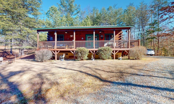 Murphy Cabina | Tranquil 2BR Cabin Retreat with Wifi, Full Kitchen and Pet Friendly