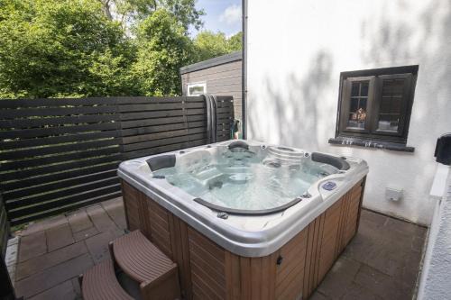 Abergavenny Casa | Tranquil Cottage with Hot Tub