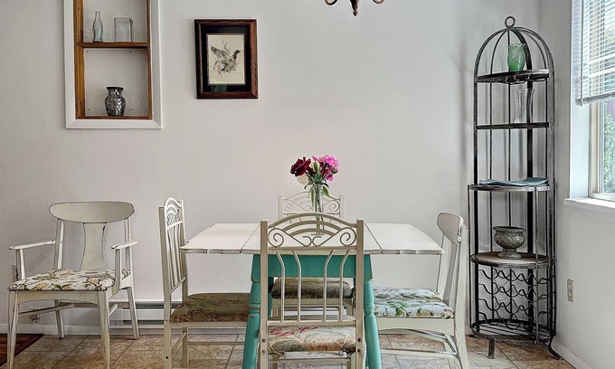 Paonia Hotel | Tranquil hotel with 4 beds, Full kitchen, Living Room, Dining Room in Paonia