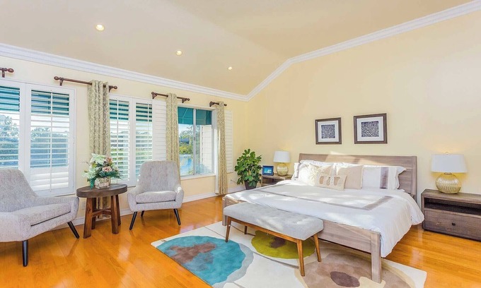 Woodbridge Casa | Tranquil Lakefront Haven: Your Ideal Getaway Awaits at This Charming Home #185