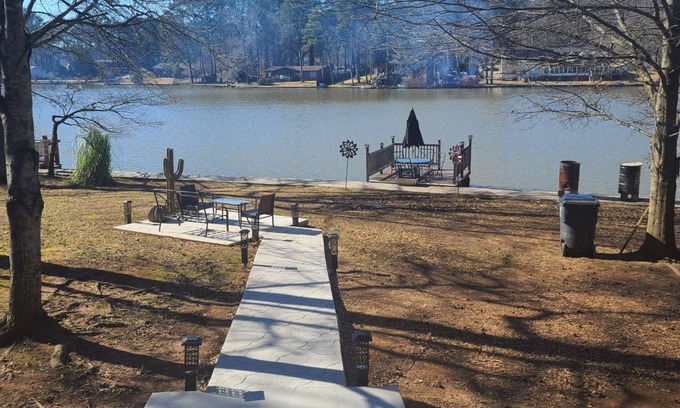 Stockbridge Casa | TRANQUIL LAKESIDE BUNGALOW