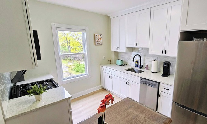 Greenwich Apartamento | Tranquil modern upstairs apt. Walk to restaurants & beach!