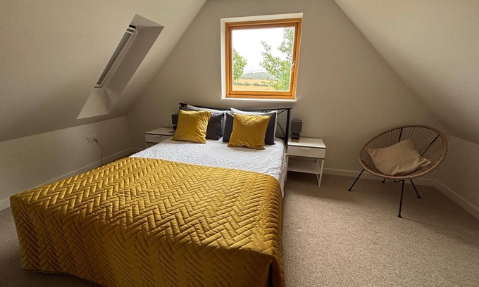 Bulmer Apartamento | Tranquil Pond View Loft Retreat in Sudbury