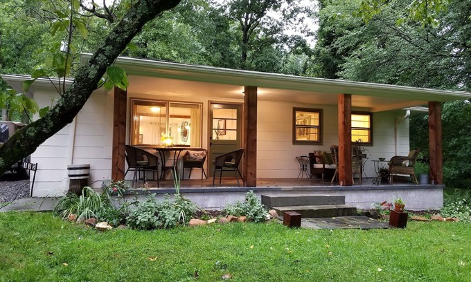 Mountain City Cabaña | Ambiente tranquilo con una vista celestial del porche delantero de Black Rock Mountain
