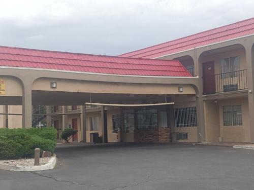 Northeast Heights Hotel | Tree Inn & Suites Albuquerque