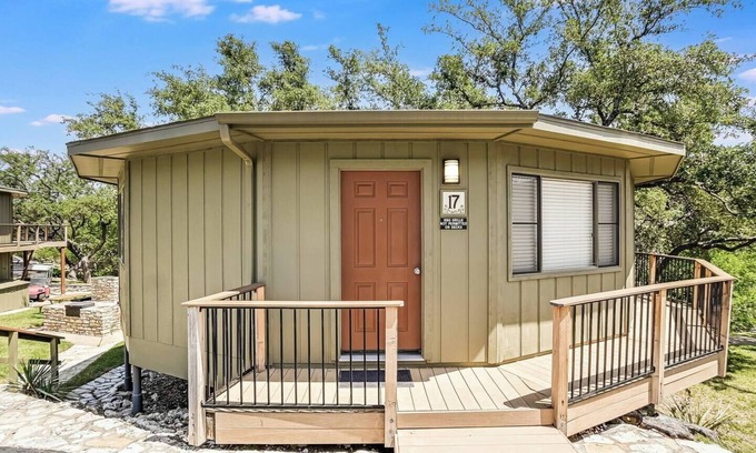 Lakeway Casa | Bungalow relajante con vistas a las copas de los árboles, piscina y jacuzzi, junto al puerto deportivo (n. ° 17)