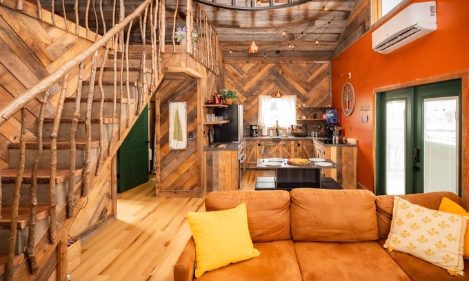 West Newton Casa | Treehouse Hot tub on 60 Acre Farm Near Downtown