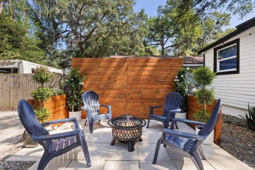 Old Seminole Heights Casa | Treehouse is a Quaint 2 BR in an Up-and-Coming Part of Town, Pet Friendly with Fenced Yard and lounge area that is Close to Downtown Tampa