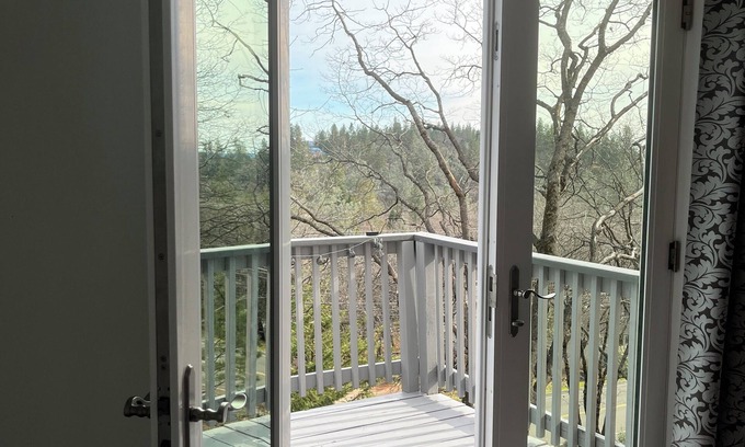 Alta Sierra Casa | Treehouse Retreat - Cozy Escape in Grass Valley