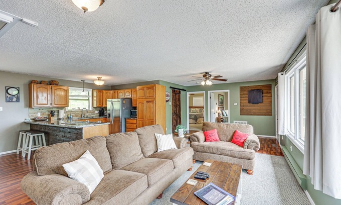 Higden Casa | Treetop Hideaway w/ Lake Views + Fire Pit!