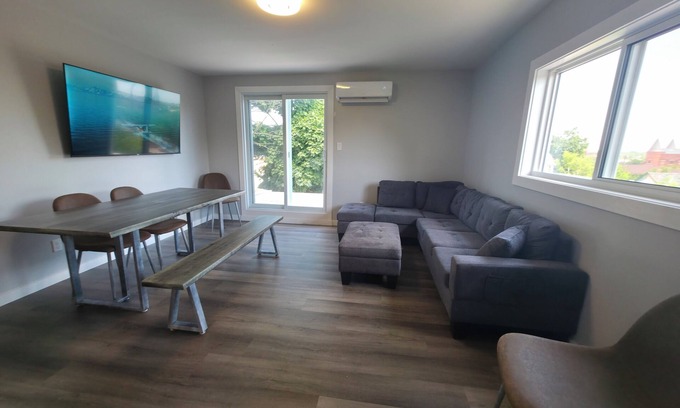 Orillia Apartamento | TreeTop Two Bedroom Sophistication