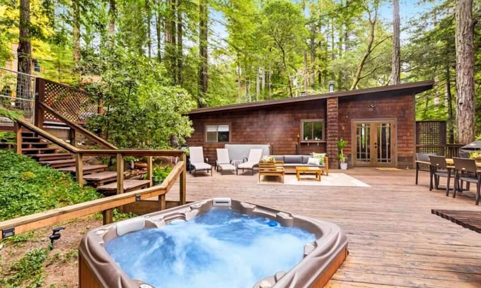 Cazadero Cabina | TreeTops Bungalow ~ Spacious and Spacious 2 Bedroom, Hot Tub, Woof!