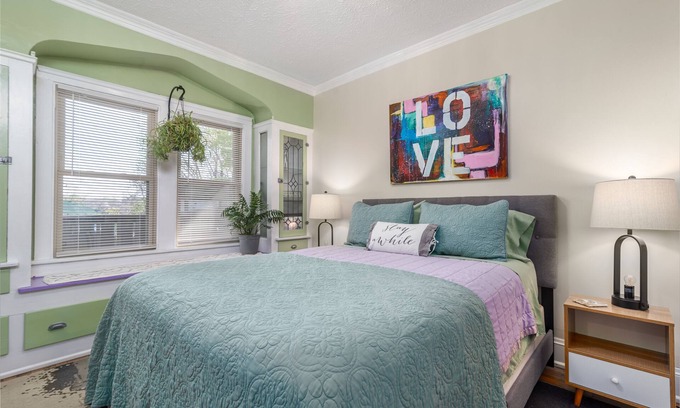 Tremont Apartamento | Tremont - Bright 2BR apt-Pet Friendly, Conv. to Stadiums, Clinic, Museums & More