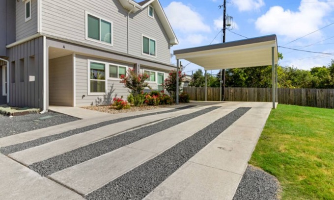 University Hills and Windsor Park Casa | Trendy 4BR Oasis, Central Spot, Relax & Explore