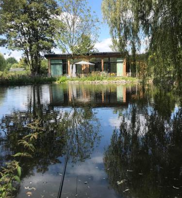 Moerzeke Chalet De Esquí | Trendy chalet aan visvijver